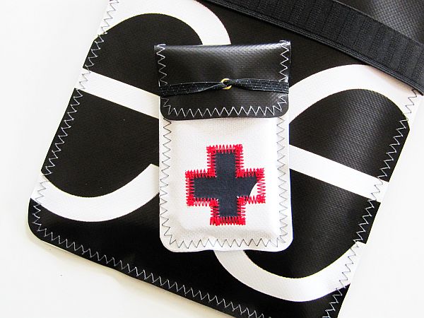 iPhone Hülle mit Deckel und Kreuz-Applikation